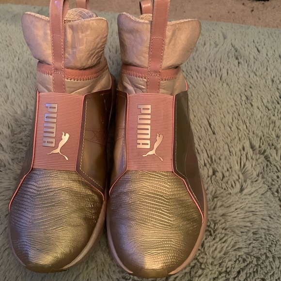 PUMA X Kylie Jenner Fierce Metallic Rose Gold Womens 8.5 - Picture 2 of 3